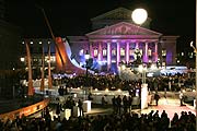 Willy Bogner's "Winterspiele" auf dem Platz vor der Oper (Foto: Sport Scheck)